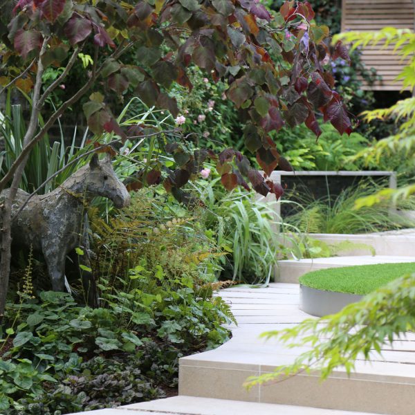 伦敦卡姆登镇当代曲线花园——石头马花园雕像
